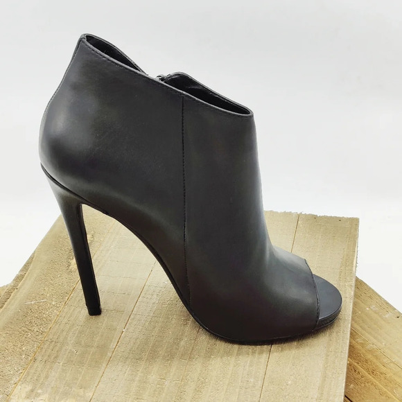 Steve Madden Bootie / Black / Zip Entry / Fits 6.5 Best - Picture 3 of 5